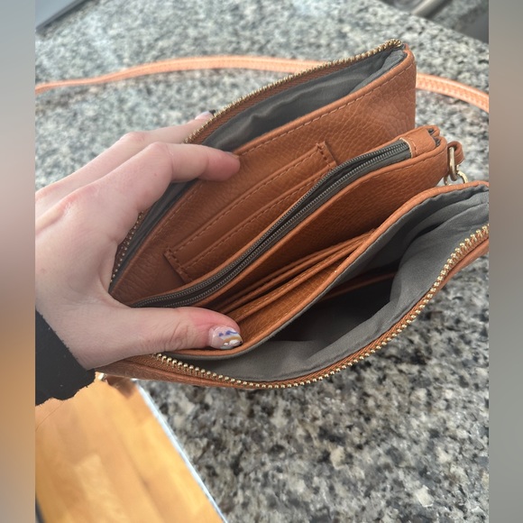 Brown leather cross body purse with multiple pockets!! - Picture 3 of 8